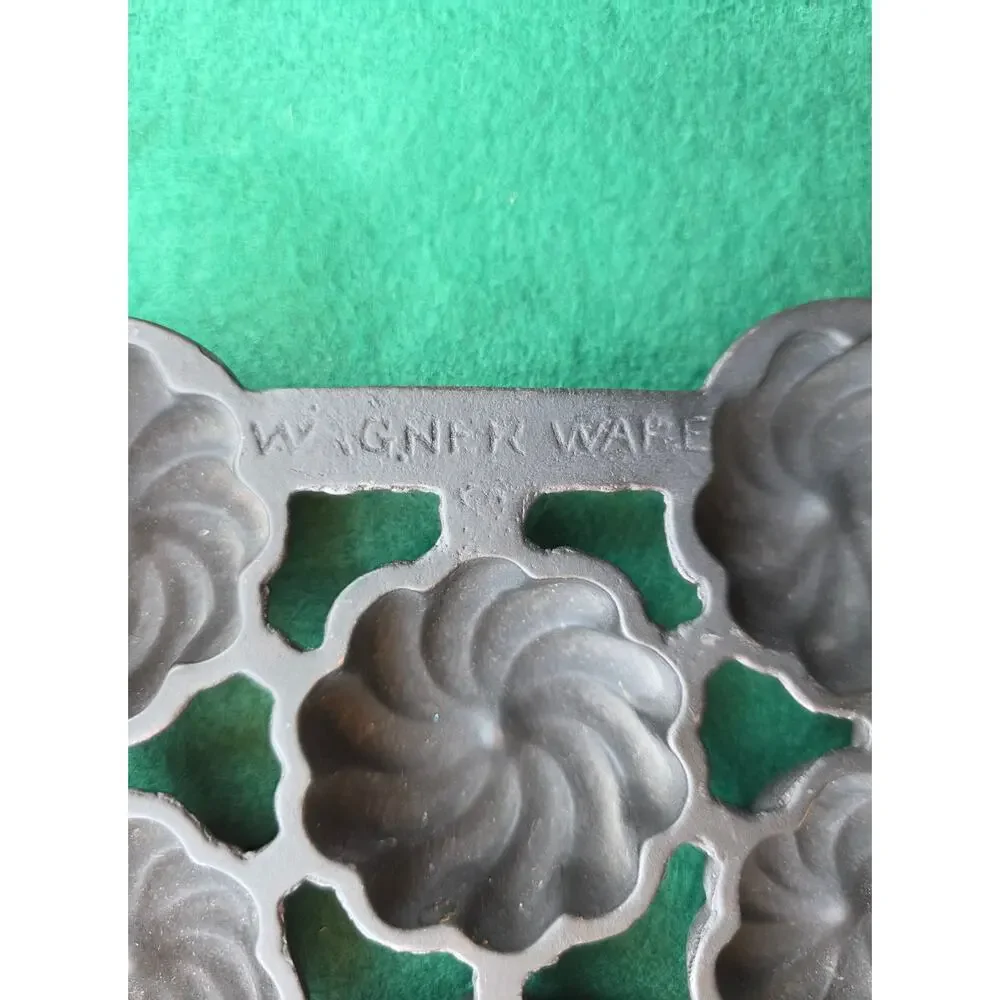 Vintage Wagner Cast Iron Turks Head Muffin Pan C